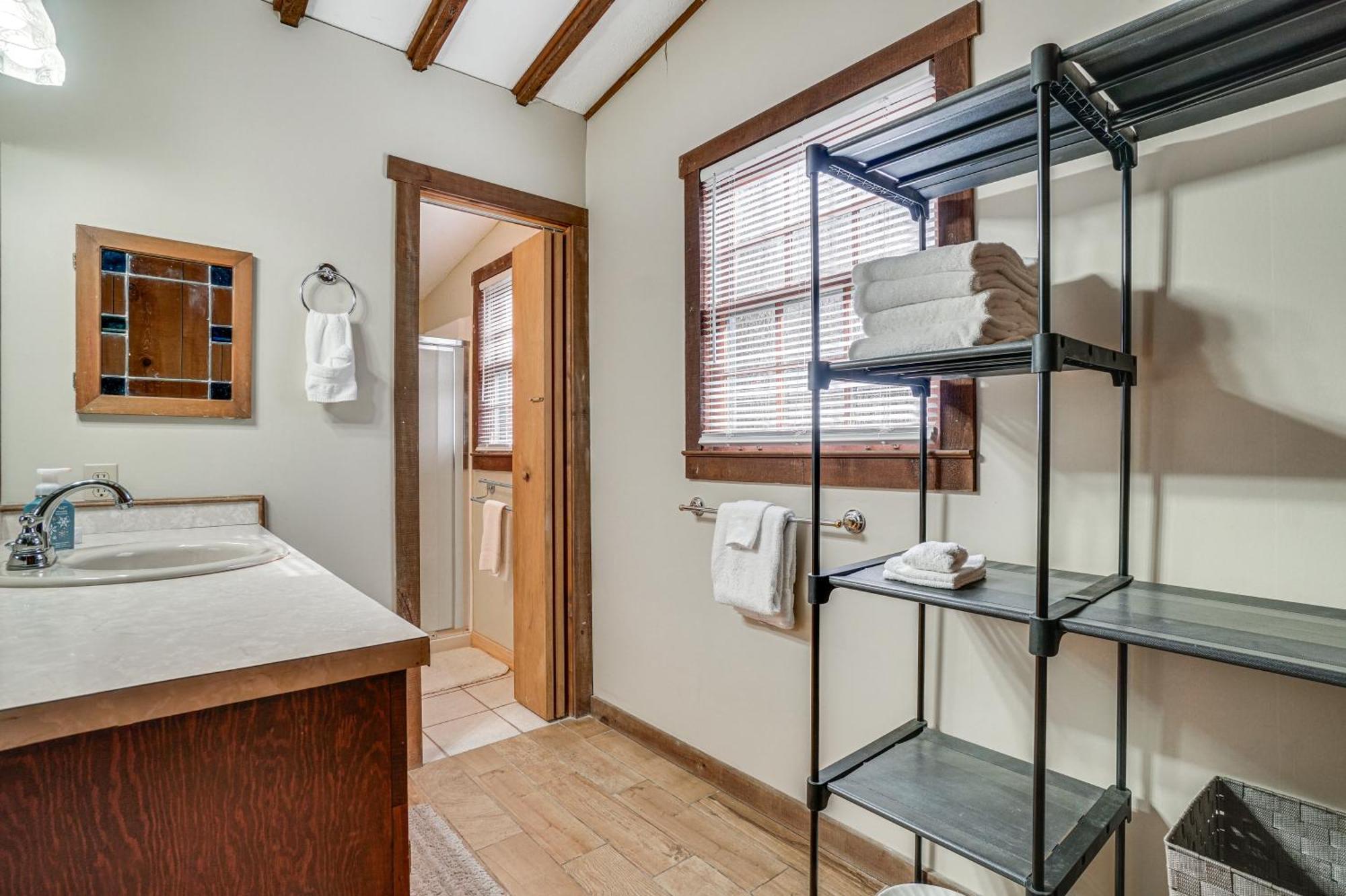 Charming Cabin With Fire Pit And Decks About 7 Mi To Helen Sautee Nacoochee Exterior photo