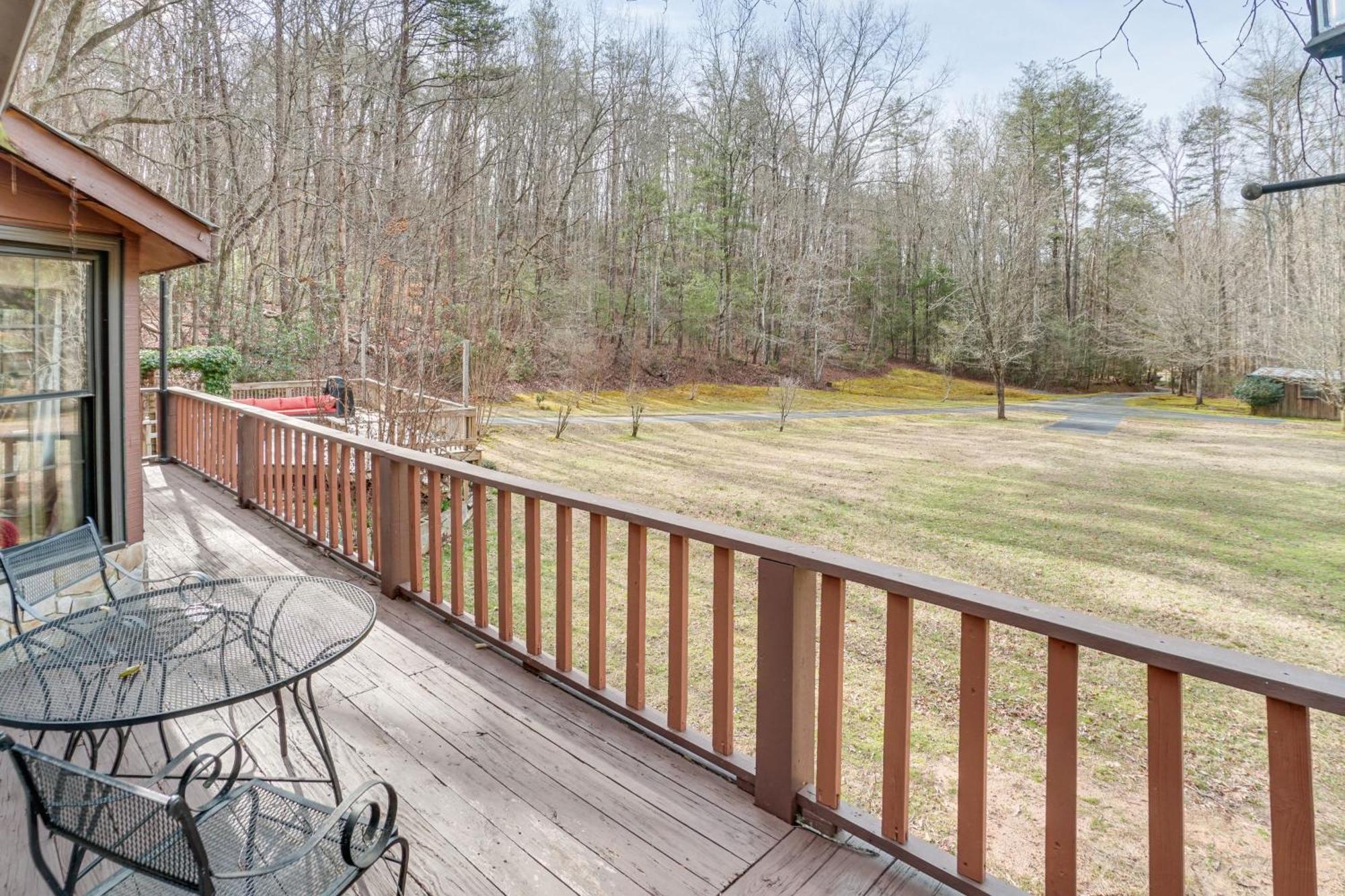 Charming Cabin With Fire Pit And Decks About 7 Mi To Helen Sautee Nacoochee Exterior photo